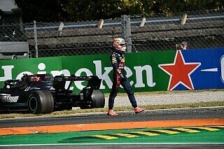 Max macht sich über Lewis lustig Max macht sich über Lewis lustig