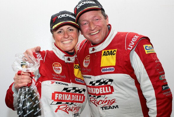 Klaus Abbelen mit seiner Lebensgefährtin und Teamkollegin Sabine Schmitz - Foto: Jan Brucke/VLN