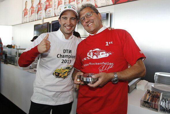 Ernst Moser und Mike Rockenfeller feiern den DTM-Titelgewinn 2013 - Foto: Audi