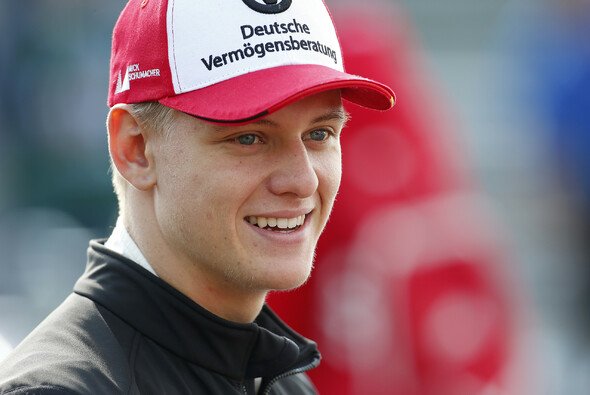  Mick Schumacher toets 'n DTM-Mercedes op die Nürburgring - Foto: FIA F3 