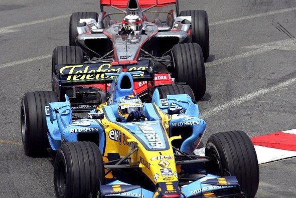 Mit Kimi Räikkönen fand Fernando Alonso in Monaco 2006 auch ohne Michael Schumacher einen Rivalen um den Sieg - Foto: LAT Images