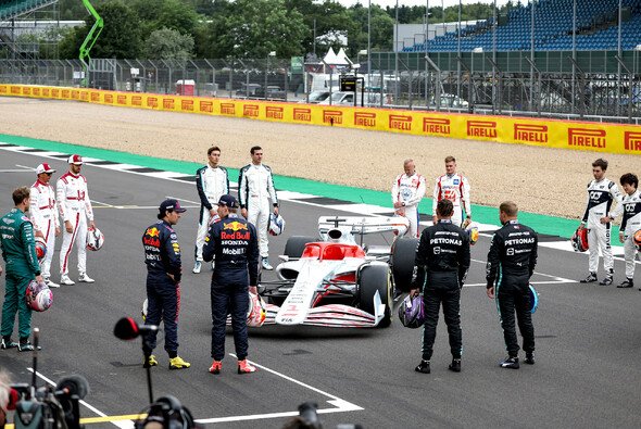 Die Fahrer durften das Design in Silverstone begutachten - Foto: LAT Images