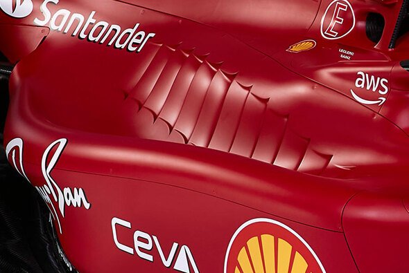 An der Außenseite sind die Seitenkästen hoch - Foto: Ferrari