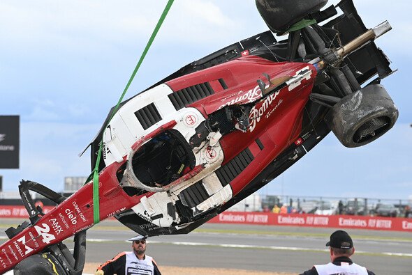 Der spitze Alfa-Überrollbügel war in Silverstone kollabiert - Foto: LAT Images