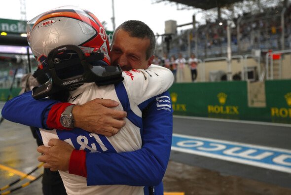 Emotionale Szenen: Günther Steiner und Kevin Magnussen feiern den ersten Startplatz - Foto: LAT Images