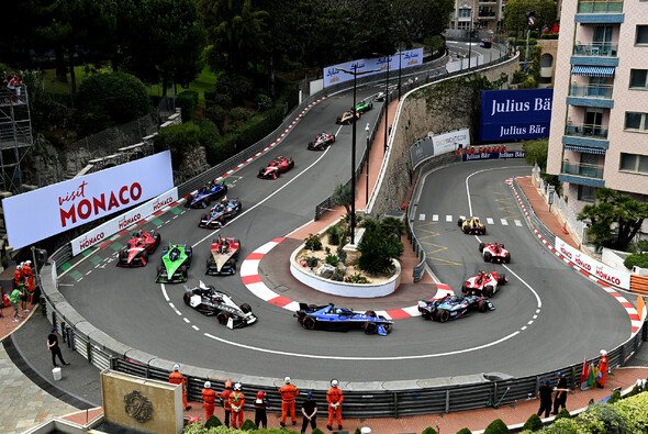 Formel-E-Autos fahren zu Dritt durch die Monaco-Haarnadelkurve - Foto: LAT Images