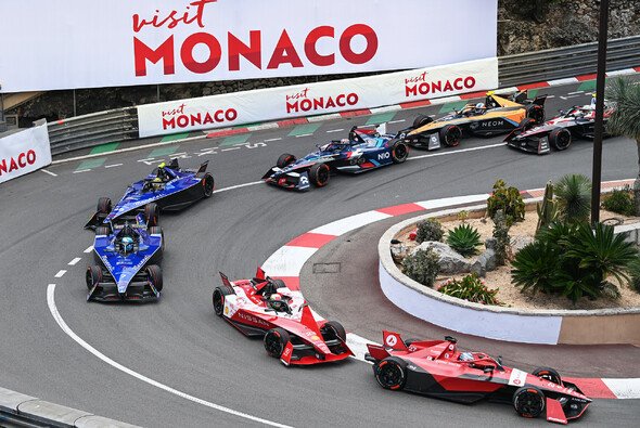 In Monaco kollidierten die beiden blauen Maserati von Günther und Mortara - Foto: LAT Images