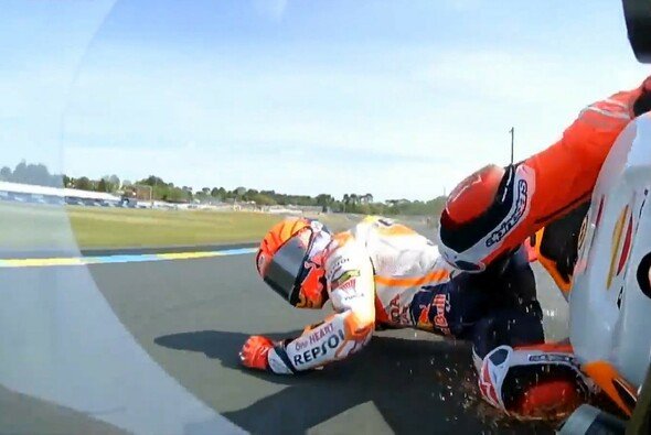 Am Freitag stürzte Marquez noch zweimal - Foto: Screenshot/MotoGP