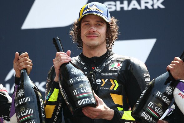 Marco Bezzecchi musste sich einen Schnurrbart wachsen lassen - Foto: LAT Images