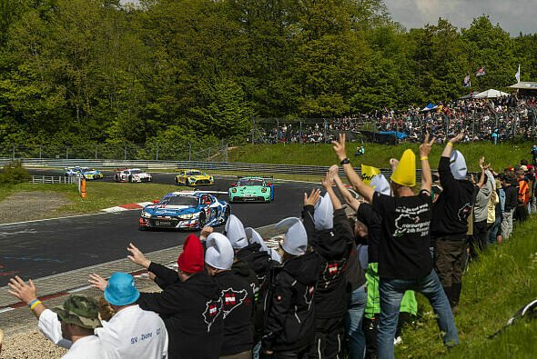 Volles Haus entlang der Nürburgring-Nordschleife - Foto: Audi