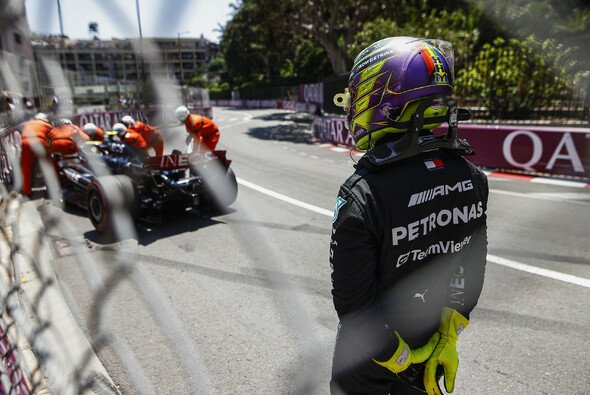 Lewis Hamilton beobachtet die Bergung seines W14 - Foto: LAT Images