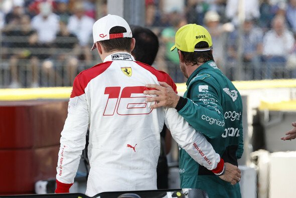 Trost, Gratulation oder beides zwischen Charles Leclerc und Fernando Alonso - Foto: LAT Images