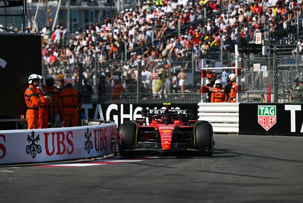 Carlos Sainz blieb heute im Monaco-Verkehr übrig - Foto: LAT Images