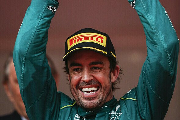Alonso war auf dem Podium voller Freude - Foto: LAT Images