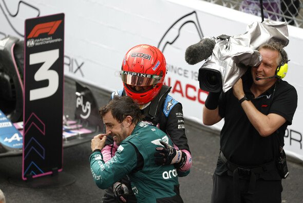 Nach knapp zwei Jahren durften Fernando Alonso und Esteban Ocon wieder gemeinsam jubeln - Foto: LAT Images