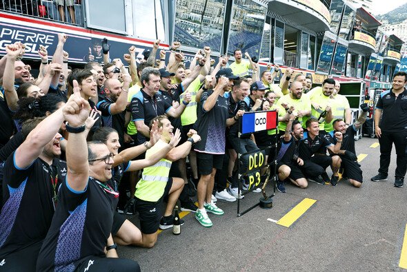 Den Erfolg in Monaco feierte Alpine als Team - Foto: LAT Images