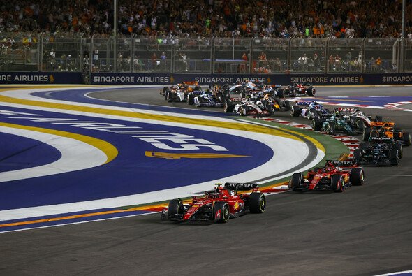 Lewis Hamilton musste nach dem Start zwei Positionen an George Russell und Lando Norris zurückgeben - Foto: LAT Images
