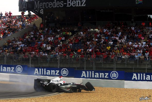 Und aus: Kimi Räikkönen fliegt mit kaputter Aufhängung in der letzten Runde ab - Foto: Sutton