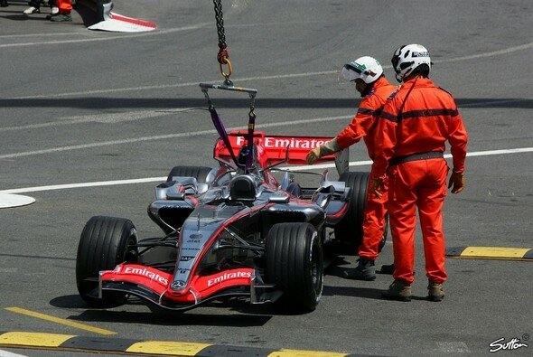 Schon im ersten Training plagte Räikkönen in Monaco ein Defekt - Foto: Sutton