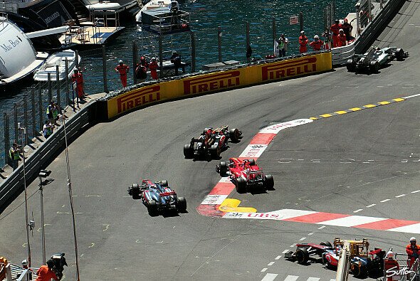 Vorne Räikkönen, dahinter nebeneinander: Perez und Alonso im Streit - Foto: Sutton