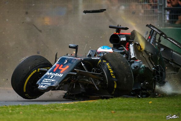 Alonso kollidiert bei 300 km/h mit der Barriere - Foto: Sutton