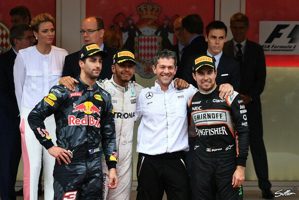 Aus dem Lächeln wird nichts: Ricciardo neben Hamilton und Sergio Perez auf dem Podium - Foto: Sutton