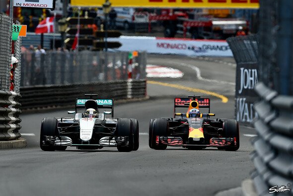 An Hamilton führte für Ricciardo kein Weg vorbei - Foto: Sutton