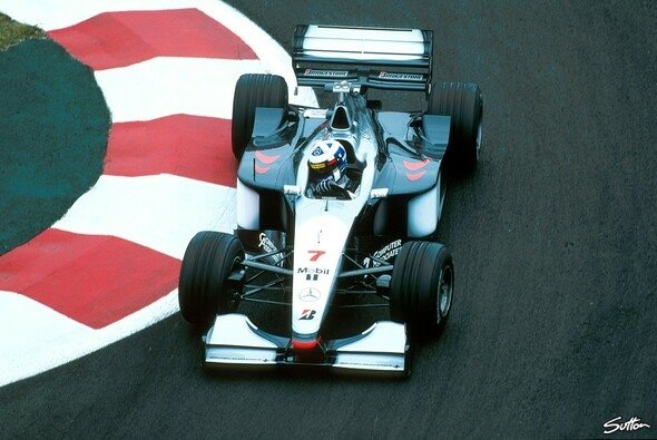 Schon 1998 gelang Newey nach einer Regel-Revolution mit dem McLaren MP4-13 ein Volltreffer. - Foto: Sutton