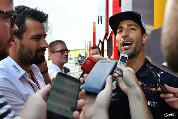   Christ last night in an interview with Ricciardo - Photo: Sutton 