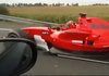 GP2-Formelauto fährt über Autobahn in Tschechien