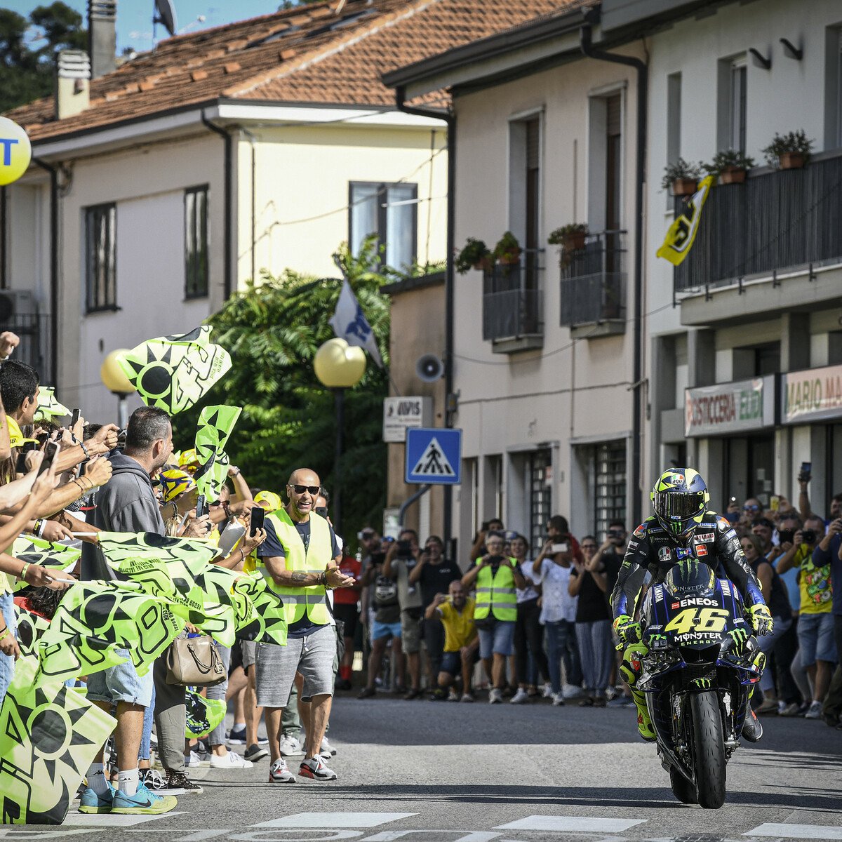 Motogp Valentino Rossi Rast Mit Yamaha M1 Durch Tavullia