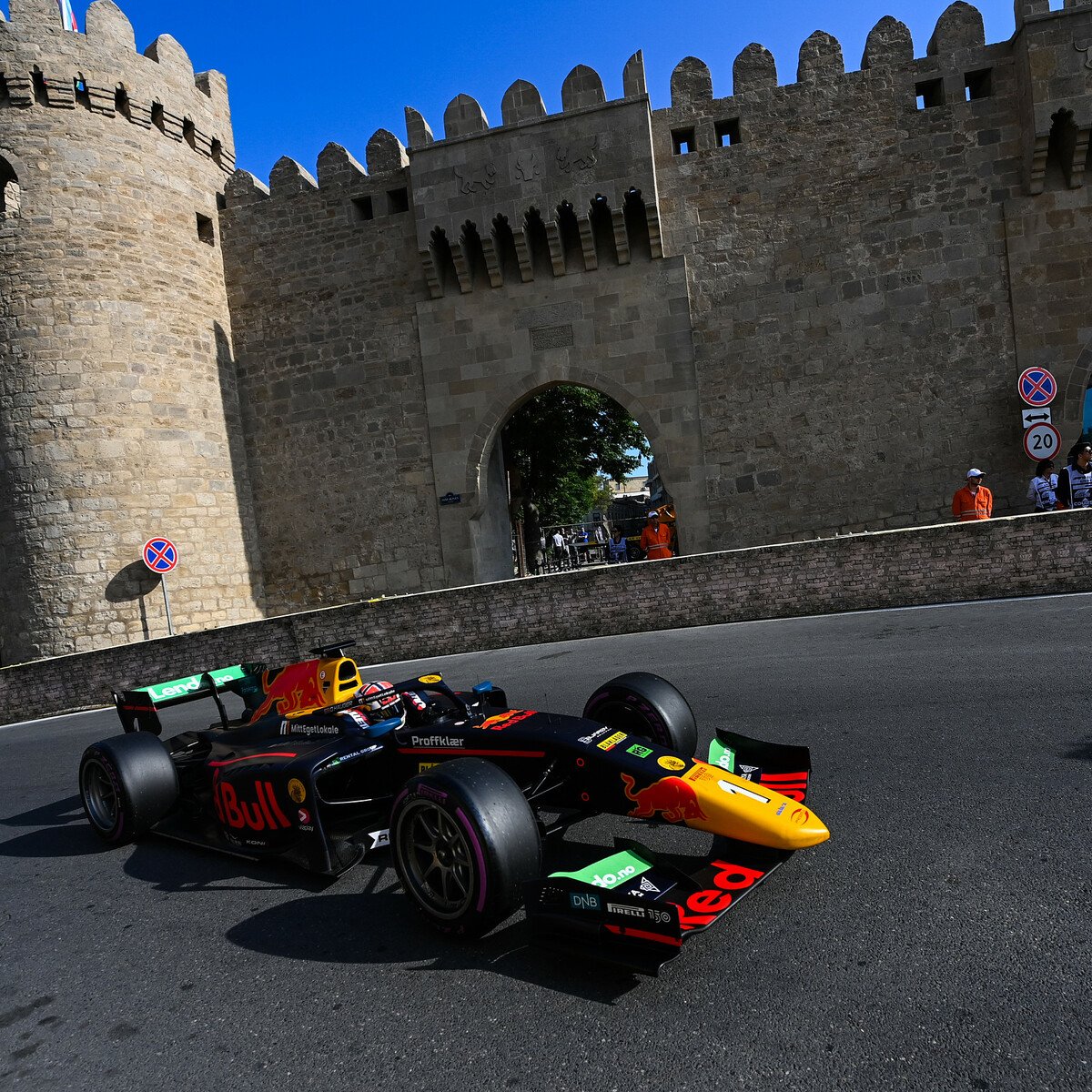 Formel 2 Baku Bitterer Vips Crash Schenkt Hauger Sieg