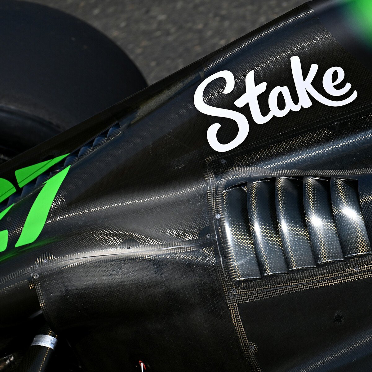 A race car speeding-a metaphor for fast Redoxa AI action