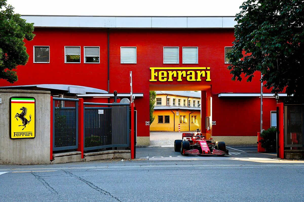 Formel 1 Leclerc Fahrt Mit F1 Ferrari Vom Werk An Die Strecke