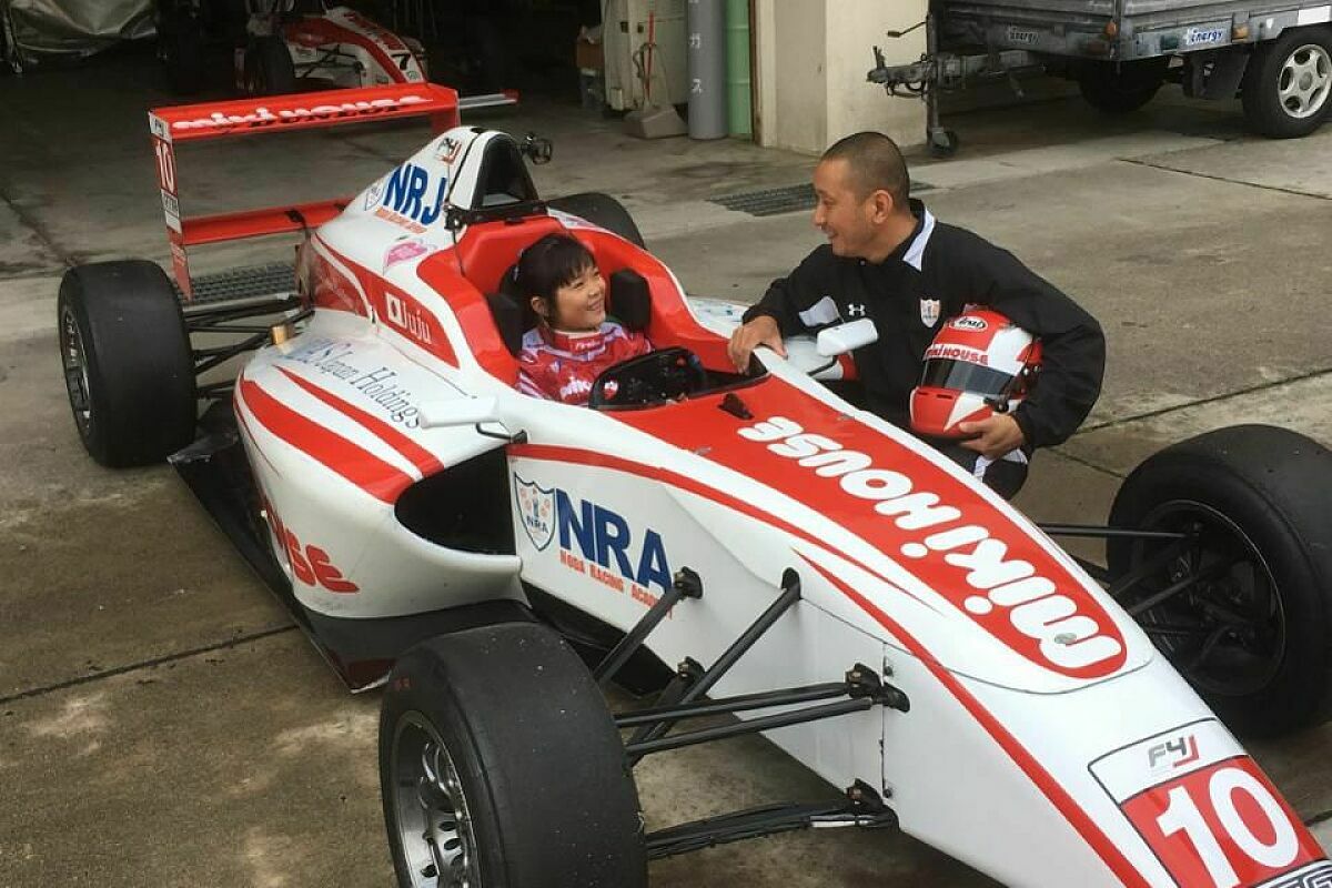 Kleines Mädchen testet F3-Auto - Tochter von Ex-Formel-1 ...