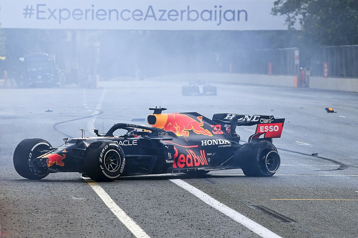 Der verunfallte Red Bull von Max Verstappen nach Reifenschaden in Baku