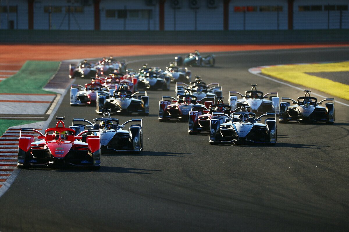 Start zum Test-Rennen der Formel E bei den Testfahrten in Valencia