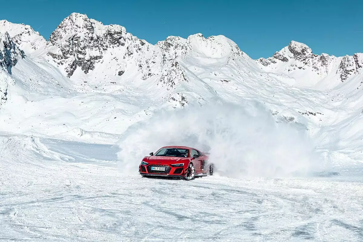 Audi R8 Coupé GT: Die rote Schneekönigin