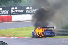 24h Nürburgring: Hier steht ein Porsche in Flammen