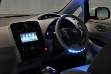 Auto - Nissan LEAF im Parkhaus allein unterwegs