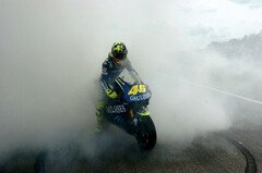 Rauchzeichen: Valentino Rossi siegte bereits acht Mal in Assen - Foto: Milagro