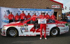 Kyle Larson gewinnt das Qualifying in Fontana - Foto: NASCAR