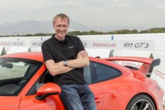 Andreas Preuninger neben dem neuen GT3 - Foto: Porsche