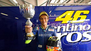Pokale und Siege gab es für Valentino Rossi bei den fünf Titeln von 2001 bis 2005 viele. Zunächst war der Italiener für Honda, später dann – wie hier im Jahr 2004 – für Yamaha erfolgreich. , Foto: Gauloises Racing