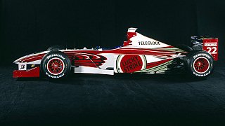 Die andere Fahrzeugseite erhielt hingegen die weiß-roten Farben von "Lucky Strike", welche in den kommenden Jahren als Hauptsponsor dominieren sollten. Bis 2004 als die FIA erlaubte das 3. Auto am Freitag anders zu lackieren...