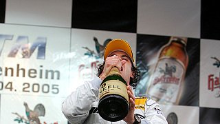 Für Sieger Jean Alesi sollte es der erste und letzte Schluck Champagner der Saison 2005 werden - er schien es zu ahnen und genoss in vollen Zügen..., Foto: Sutton