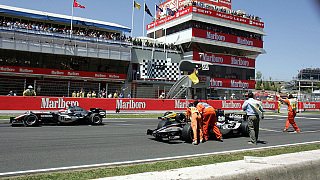 Minardi Schon am Start bot sich ein seltsames Bild: Beide Minardi kamen nicht weg. Bald darauf standen beide am Streckenrand., Foto: Sutton