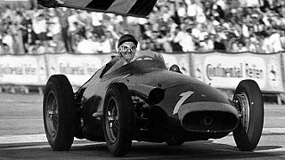 Deutschland 1957: Eine Aufholjagd der etwas anderen Art zeigte Juan-Manuel Fangio 1957 auf dem Nürburgring. Nach Problemen bei seinem finalen Boxenstopp liegt der Argentinier satte 48 Sekunden hinter den Ferrari-Piloten Peter Collins und Mike Hawthorn auf Platz drei - bei nur noch zehn Runden. Was folgt, ist schier unglaublich: Fangio bricht den Streckenrekord in diesen zehn Runden neun Mal, holt allein in seiner ersten Runde aus der Box heraus 15 Sekunden auf Collins auf. In Runde 21 übernimmt Fangio die Führung, gewinnt das Rennen und zugleich seinen fünften WM-Titel. Und all das auf einer der gefährlichsten Rennstrecken aller Zeiten., Foto: Sutton Deutschland 1957: Eine Aufholjagd der etwas anderen Art zeigte Juan-Manuel Fangio 1957 auf dem Nürburgring. Nach Problemen bei seinem finalen Boxenstopp liegt der Argentinier satte 48 Sekunden hinter den Ferrari-Piloten Peter Collins und Mike Hawthorn auf Platz drei - bei nur noch zehn Runden. Was folgt, ist schier unglaublich: Fangio bricht den Streckenrekord in diesen zehn Runden neun Mal, holt allein in seiner ersten Runde aus der Box heraus 15 Sekunden auf Collins auf. In Runde 21 übernimmt Fangio die Führung, gewinnt das Rennen und zugleich seinen fünften WM-Titel. Und all das auf einer der gefährlichsten Rennstrecken aller Zeiten., Foto: Sutton