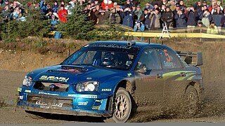 Der erste Sieg: Beim Saisonfinale 2002 in Wales stand Petter Solberg erstmals ganz oben auf dem Podest. In den darauffolgenden Jahren gewann er die Rallye Großbritannien drei weitere Male, 2005 allerdings unter traurigen Umständen. Denn nachdem Markko Märtins Beifahrer Michael Park bei einem Unfall ums Leben kam, handelte sich der in Führung liegende Sebastien Loeb absichtlich eine Zeitstrafe ein, da er nicht unter diesen Umständen vorzeitig Weltmeister werden wollte. So "erbte" Solberg seinen 13. und letzten WRC-Erfolg., Foto: Sutton