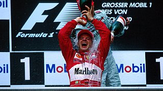 Deutschland 2000: Von noch weiter hinter konnte Rubens Barrichello im Jahr 2000 in Deutschland seinen ersten Formel-1-Sieg bejubeln. Der Brasilianer startet in Hockenheim nur von Platz 18. In einem chaotischen Rennen mit mehrfachem Wetterwechsel behält er als einziger kühlen Kopf, bleibt auf Slicks, während andere auf Regenreifen wechseln und überquert die Ziellinie sensationell als Erster. Nur einmal konnte ein Fahrer von einer noch schlechteren Startposition gewinnen., Foto: Sutton Deutschland 2000: Von noch weiter hinter konnte Rubens Barrichello im Jahr 2000 in Deutschland seinen ersten Formel-1-Sieg bejubeln. Der Brasilianer startet in Hockenheim nur von Platz 18. In einem chaotischen Rennen mit mehrfachem Wetterwechsel behält er als einziger kühlen Kopf, bleibt auf Slicks, während andere auf Regenreifen wechseln und überquert die Ziellinie sensationell als Erster. Nur einmal konnte ein Fahrer von einer noch schlechteren Startposition gewinnen., Foto: Sutton